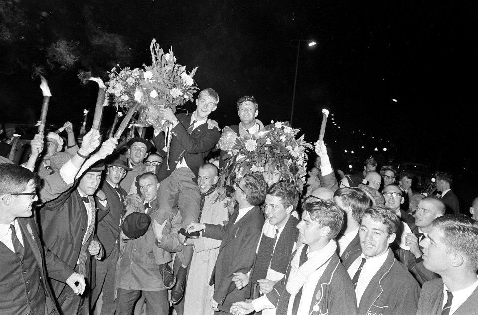 Feestende fans nemen de roeiers Luinenberg (links) en Niehe op de schouders, Bestanddeelnr 919-5529