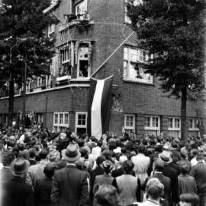 Feestelijke bijeenkomst op de hoek van de Euterpestraat en Rubensstraat, ter ge, Bestanddeelnr 900-4563