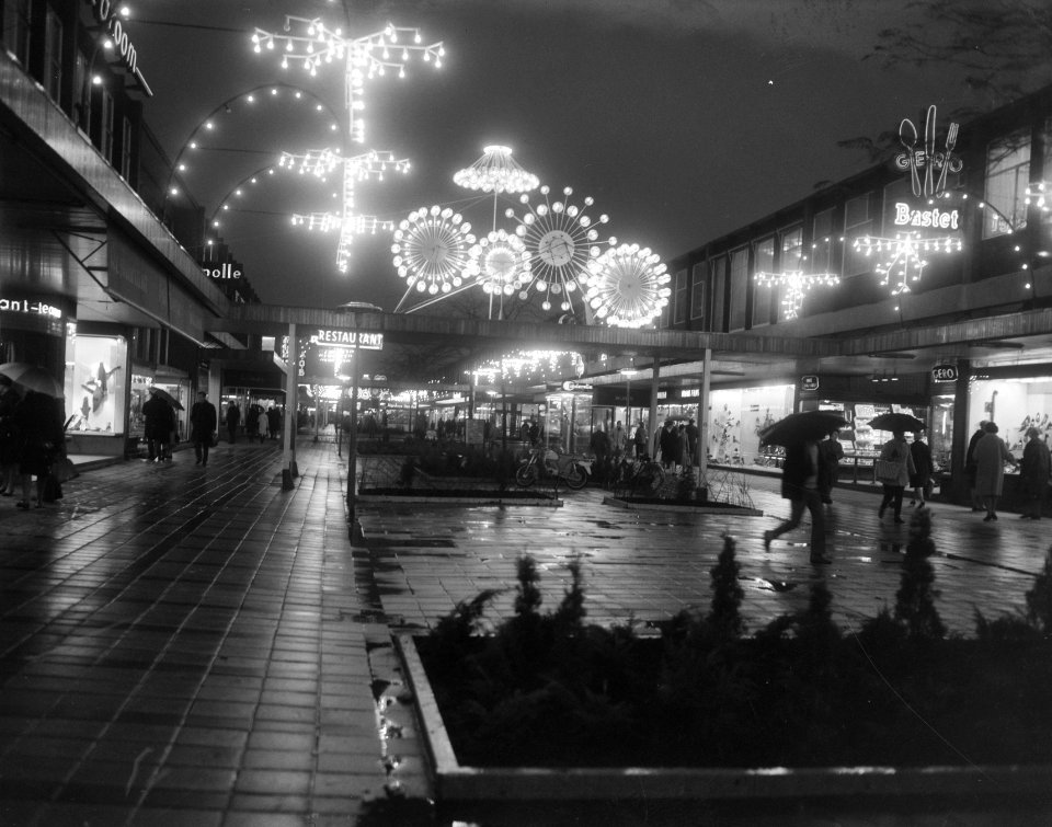Feestelijke straatverlichting in een Rotterdamse winkelstraat, Bestanddeelnr 919-8281