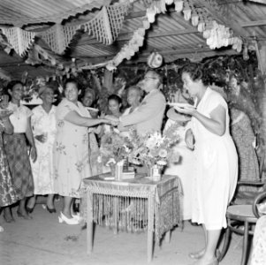 Feestelijke maaltijd in Paramaribo, Bestanddeelnr 252-2348