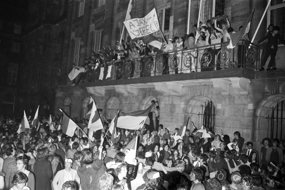 Feestende mensen op het balkon van het Paleis op de Dam, Bestanddeelnr 924-6104