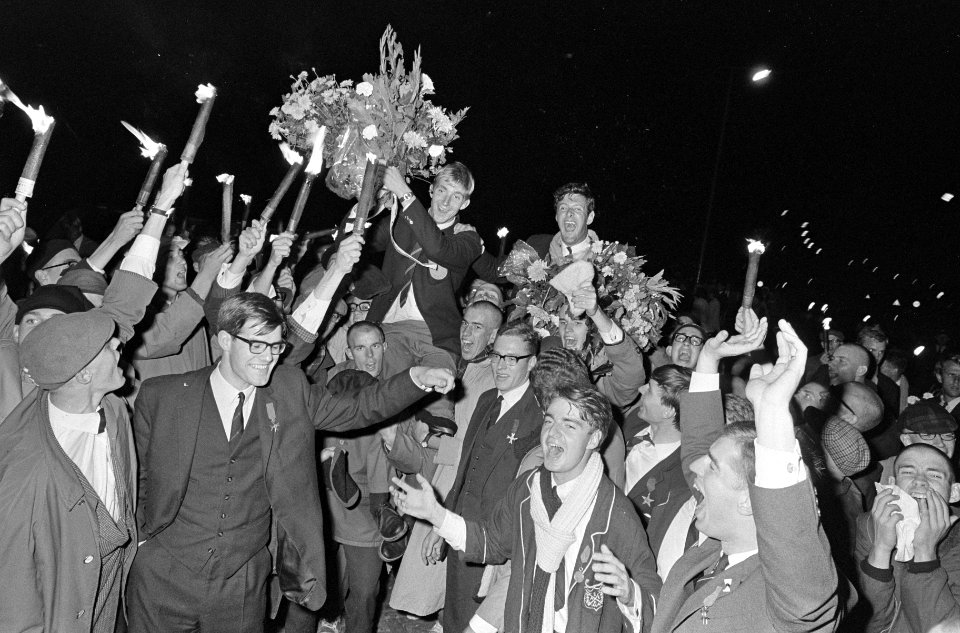 Feestende fans nemen de roeiers Luinenberg (links) en Niehe op de schouders, Bestanddeelnr 919-5530