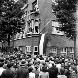Feestelijke bijeenkomst op de hoek van de Euterpestraat en Rubensstraat, ter ge, Bestanddeelnr 900-4566