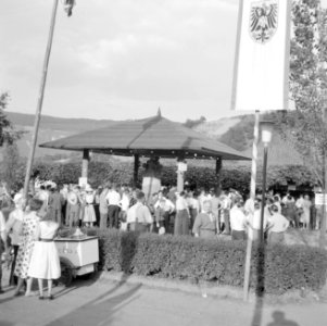 Feestgangers bij de Weinbrunnen met een met beeldhouwwerk versierd wijnvat, re, Bestanddeelnr 254-3889