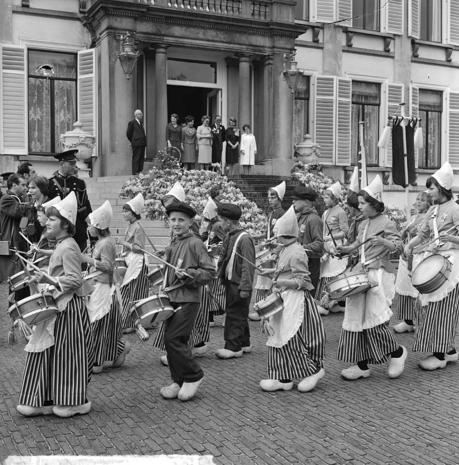 Feest op Soestdijk, het defile langs het Koninklijk gezin mensen in klederdracht, Bestanddeelnr 915-1026