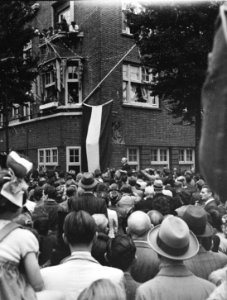 Feestelijke bijeenkomst op de hoek van de Euterpestraat en Rubensstraat, ter ge, Bestanddeelnr 900-6185