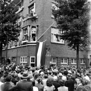 Feestelijke bijeenkomst op de hoek van de Euterpestraat en Rubensstraat, ter ge, Bestanddeelnr 900-4562