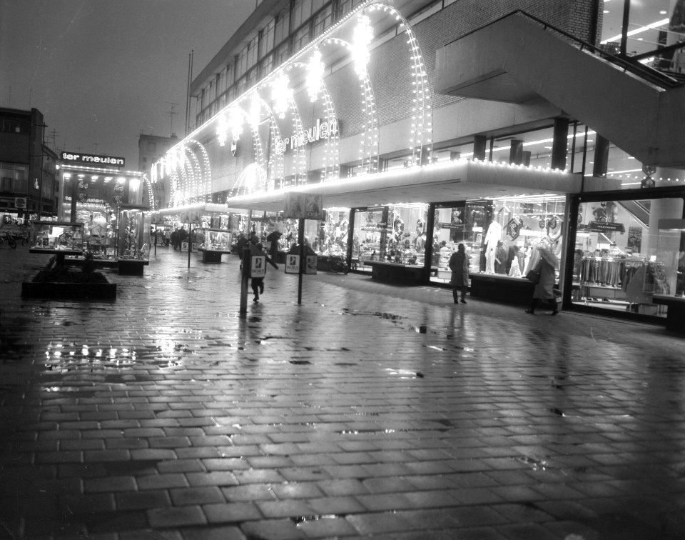 Feestelijke straatverlichting in een Rotterdamse winkelstraat, Bestanddeelnr 919-8285