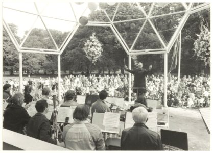 Feestelijke opening van het Muziekpaviljoen in Den Hout. Burgemeester Reehorst als dirigent van de Haarlemse Harmonie Kapel en het Noordhollands Philharmonisch Orkest, NL-HlmNHA 54016547