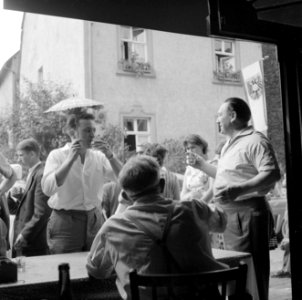 Feestgangers bij de ingang van een wijnbedrijf, Bestanddeelnr 254-3901
