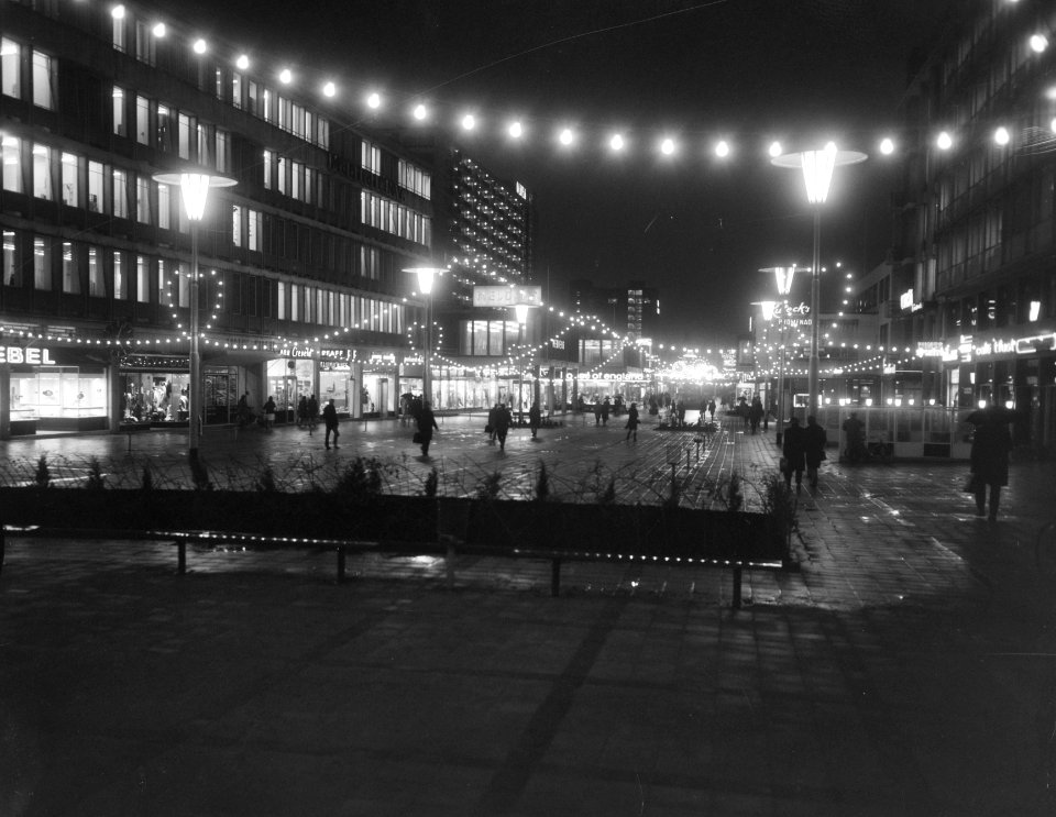 Feestelijke straatverlichting in een Rotterdamse winkelstraat, Bestanddeelnr 919-8284