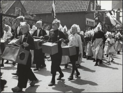 Feesten en kermis te Volendam, na de bevrijding. Kinderen trekken in optocht doo…, Bestanddeelnr 512 105