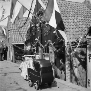 Feesten en kermis te Volendam. Uit rijden met de baby, Bestanddeelnr 900-5411