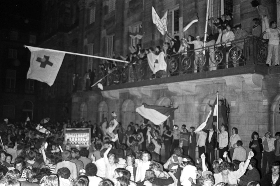 Feestende mensen op het balkon van het Paleis op de Dam, Bestanddeelnr 924-6116