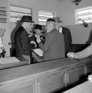 Feestelijk geklede Joodse mannen, waaronder de bruidegom, bekijken en tekenen de, Bestanddeelnr 255-1987