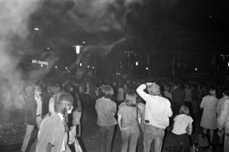 Feestende mensen op de Dam, Bestanddeelnr 924-6111