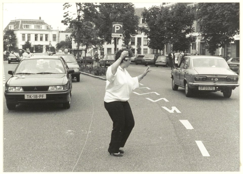 Feestende Haarlemmers i.v.m. de Europees voetbal kampioenschappen van 1988. NL-HlmNHA 54023658