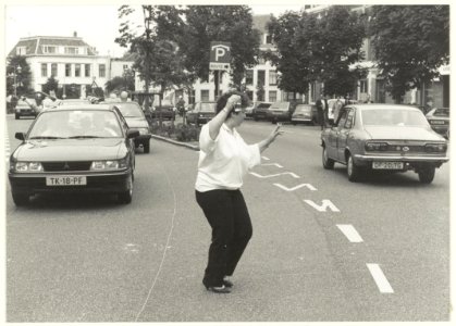 Feestende Haarlemmers i.v.m. de Europees voetbal kampioenschappen van 1988. NL-HlmNHA 54023658