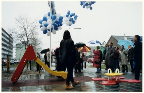 Feestje in de regen bij de voltooiing van de renovatie van de 12-hoogflat in de Schiplaan. NL-HlmNHA 54050074