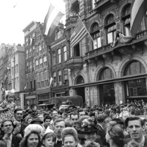 Feestende menigte voor Hotel Polen aan het Rokin bij de bevrijding, Bestanddeelnr 900-2919