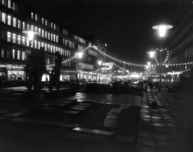 Feestelijke straatverlichting in een Rotterdamse winkelstraat, Bestanddeelnr 919-8282