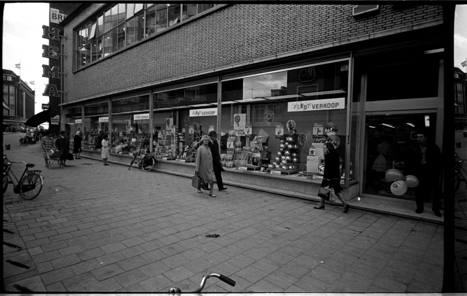 Feestelijke etalage van de nieuwe HEMA bij de Korte Hoogstraat 1967