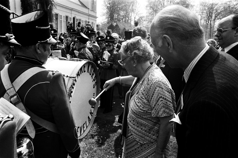 Federatie van Oranjeverenigingen brengen Koningin ivm verjaardag bloemenhulde, Bestanddeelnr 929-7029
