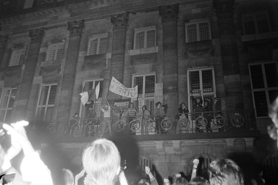 Feestende mensen op het balkon van het Paleis op de Dam, Bestanddeelnr 924-6115