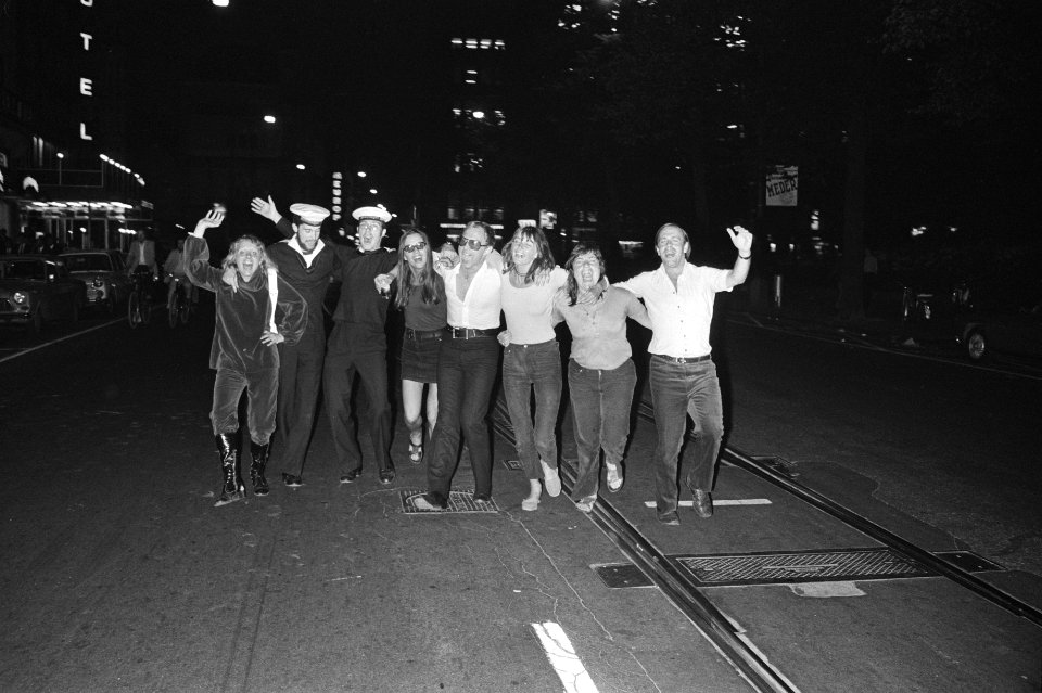 Feestende mensen op het Rembrandtplein, Bestanddeelnr 924-6106