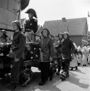 Feesten en kermis te Volendam. De mannen van de reddingsbrigade in de stoet, Bestanddeelnr 900-5450