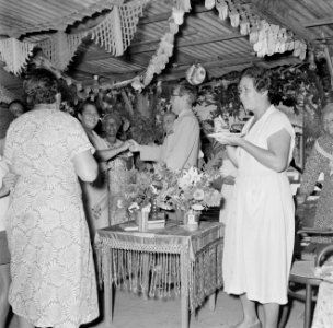 Feestelijke maaltijd in Paramaribo, Bestanddeelnr 252-2350