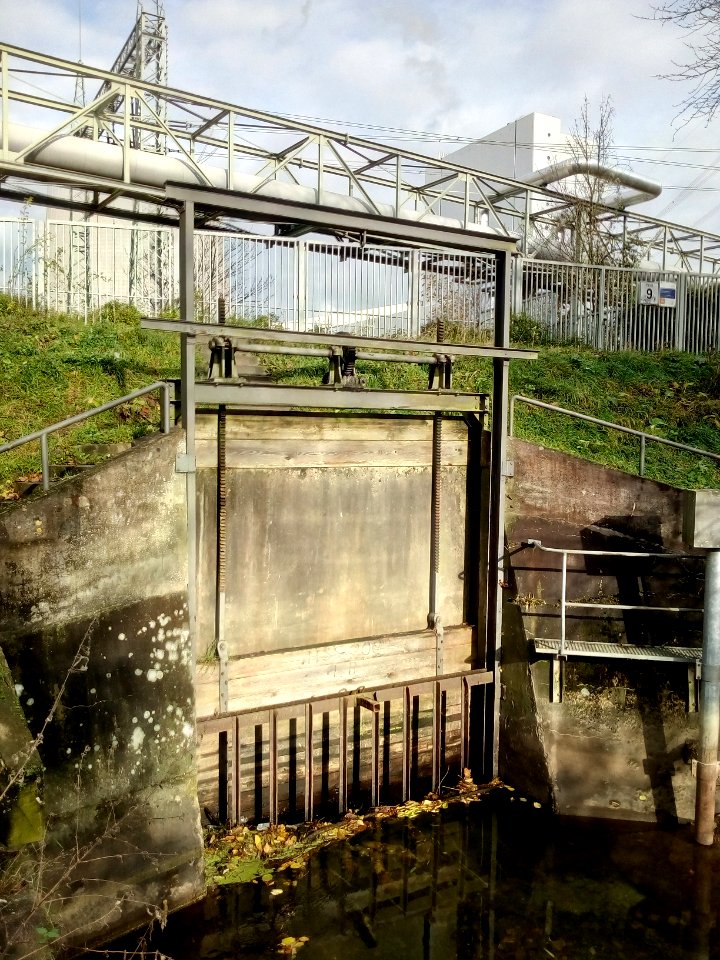 Federbach Schütz oberhalb EnBW-Kraftwerk