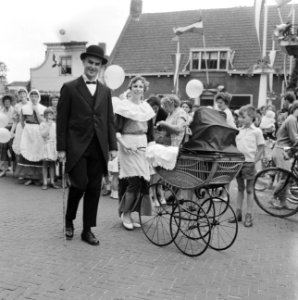Feest in Zwammerdam tgv 1000-jarig bestaan, schoolmeester aan de wandel, Bestanddeelnr 911-3228