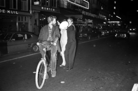 Feestende mensen op het Rembrandtplein, Bestanddeelnr 924-6108