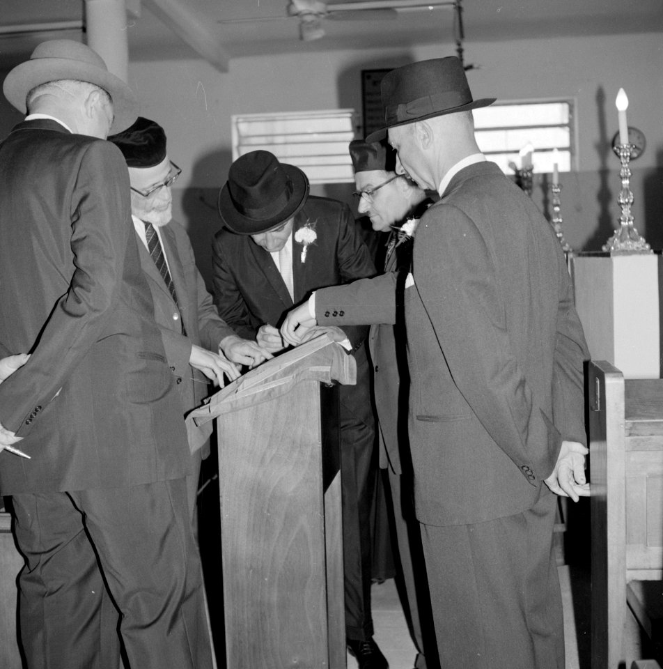 Feestelijk geklede Joodse mannen, waaronder de bruidegom, bekijken en tekenen de, Bestanddeelnr 255-1988