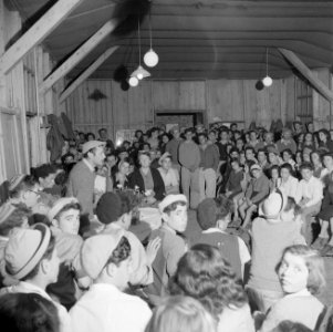Feestelijke bijeenkomst in kibboets Javne aan de vooravond van de bouw van een n, Bestanddeelnr 255-0673