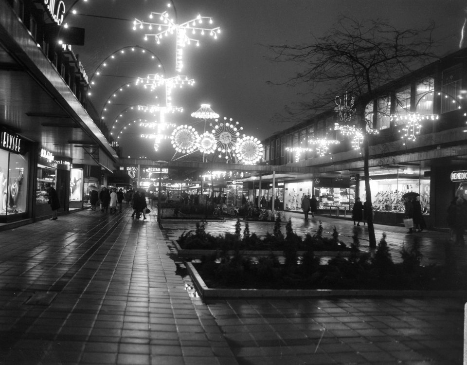 Feestelijke straatverlichting in een Rotterdamse winkelstraat, Bestanddeelnr 919-8287