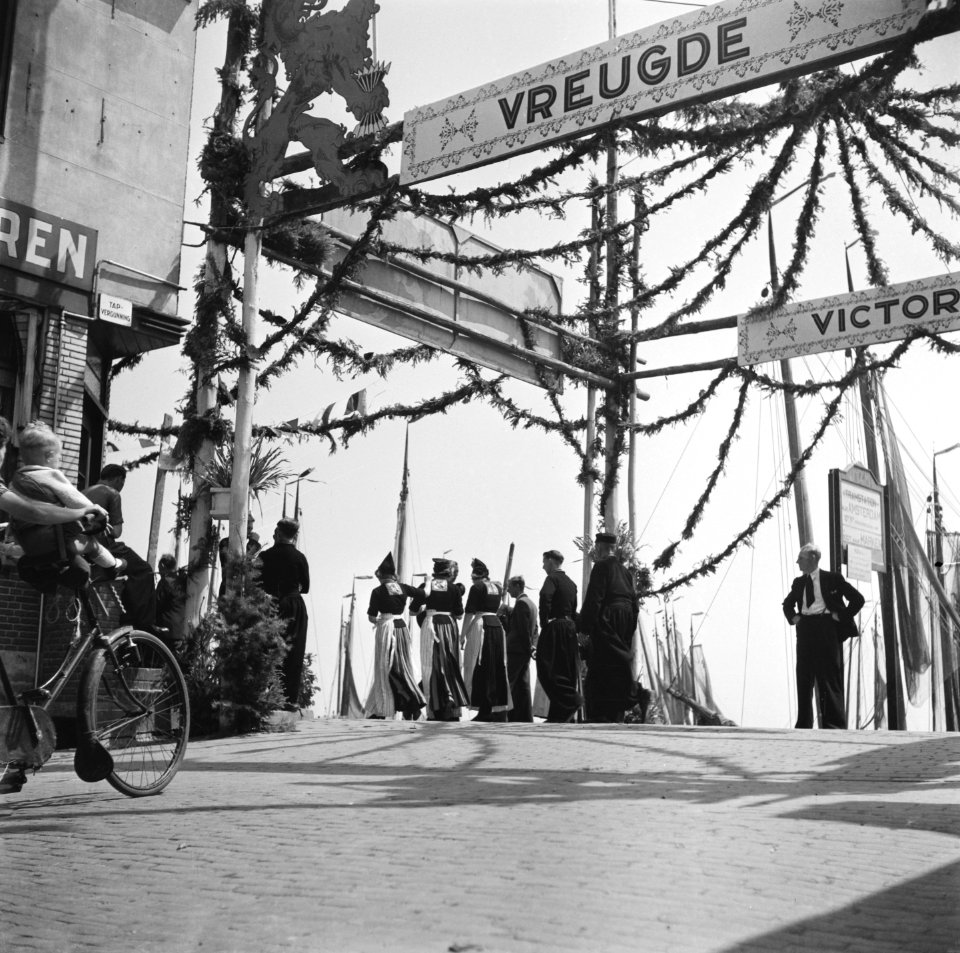 Feesten en kermis te Volendam. Monumentale versiering in de haven, Bestanddeelnr 900-5468