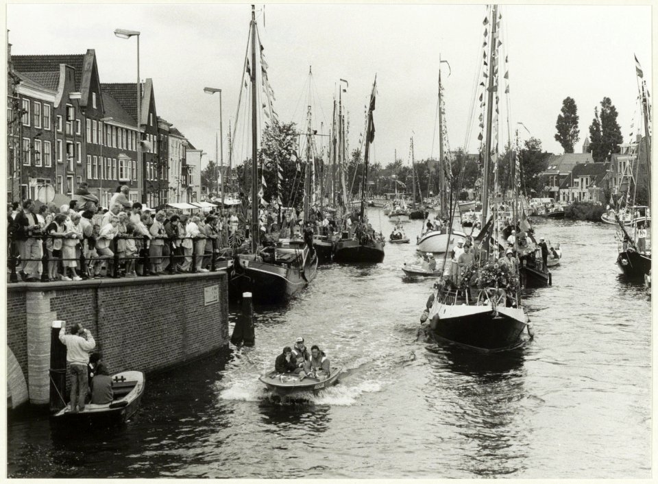 Feestelijk versierde schepen tijdens de Frans Halsvaartocht op het Spaarne, ziende naar het noorden. NL-HlmNHA 54031758