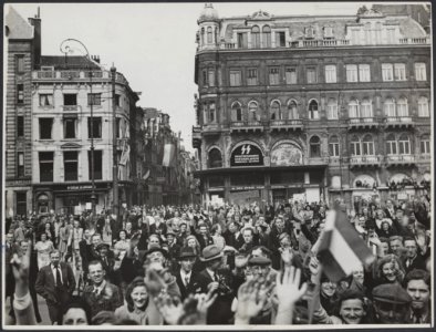 Feestende menigte op de Dam bij de bevrijding. Op de achtergrond links op de hoe, Bestanddeelnr 512 164