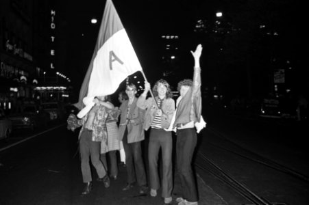 Feestende mensen op het Rembrandtplein, Bestanddeelnr 924-6110