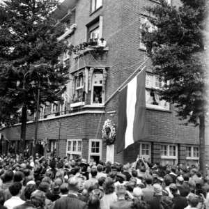 Feestelijke bijeenkomst op de hoek van de Euterpestraat en Rubensstraat, ter ge, Bestanddeelnr 900-4565