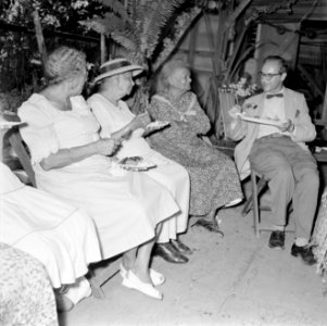 Feestelijke maaltijd in Paramaribo, Bestanddeelnr 252-2349