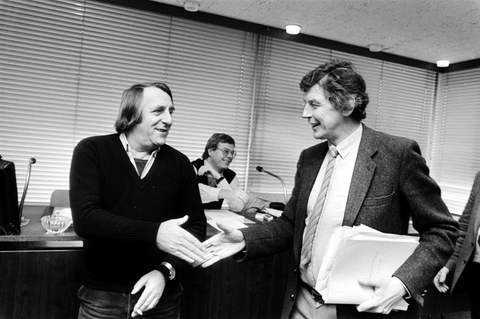 Federatieraad van de FNV bijeen FNV-voorzitter Wim Kok (r) begroet de voorzitte, Bestanddeelnr 932-4762