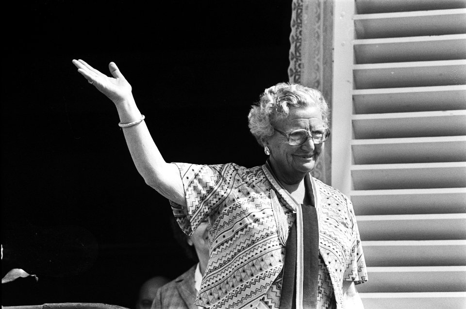 Federatie van Oranjeverenigingen brengen Koningin ivm verjaardag bloemenhulde, Bestanddeelnr 929-7032