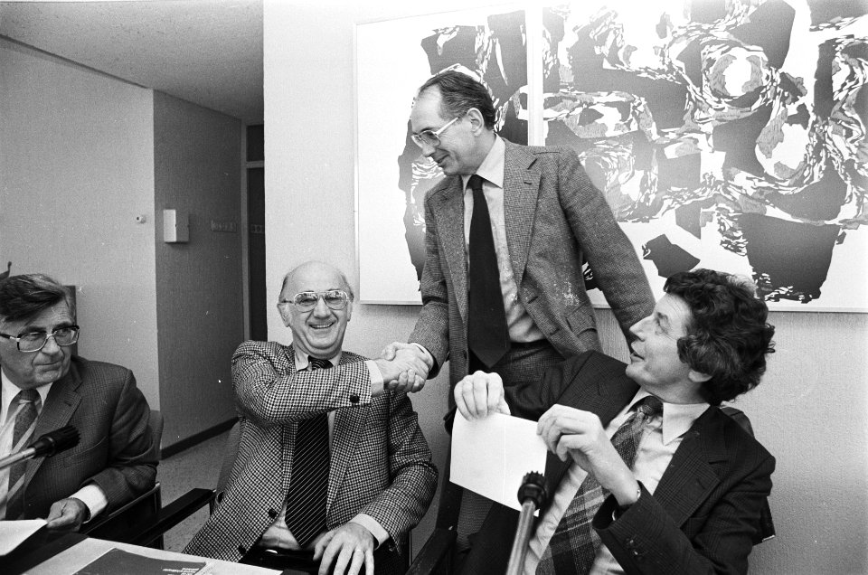 Federatieraad FNV in Amsterdam Arie Groenevelt (m) begroet Spit (l), rechts FNV, Bestanddeelnr 930-0056