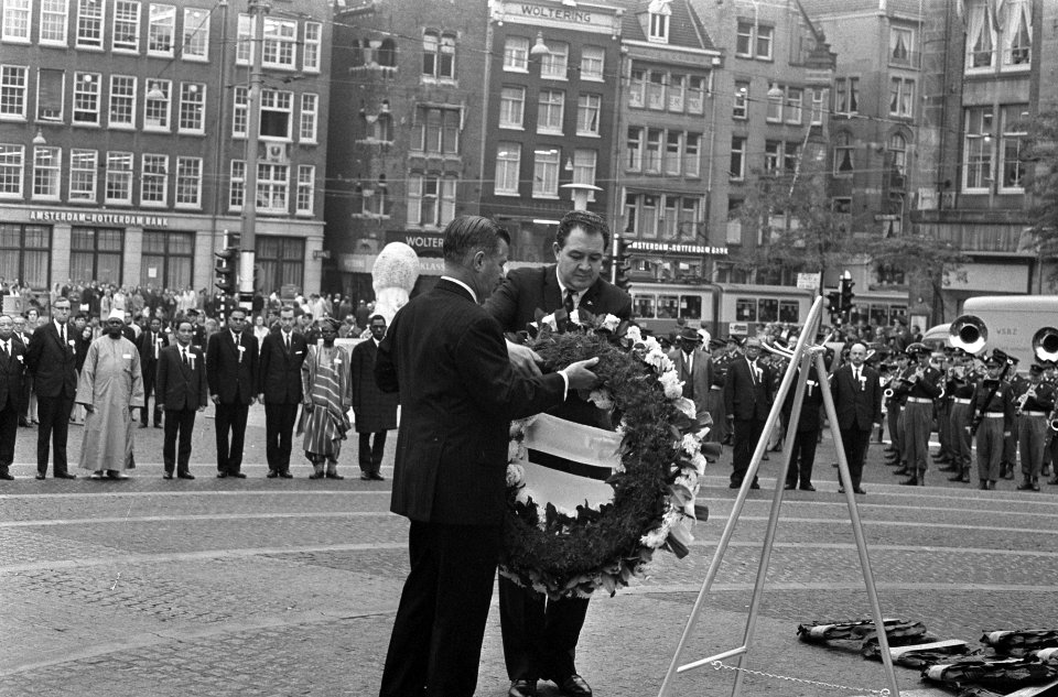 Federatie oud-strijders kransen gelegd bij Nationaal Monument op de Dam, links m, Bestanddeelnr 920-7813