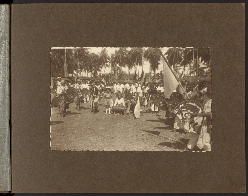 Feest met dansers op paarden, een trommelaar en angklungspelers in Medan. In het, Bestanddeelnr 823 22