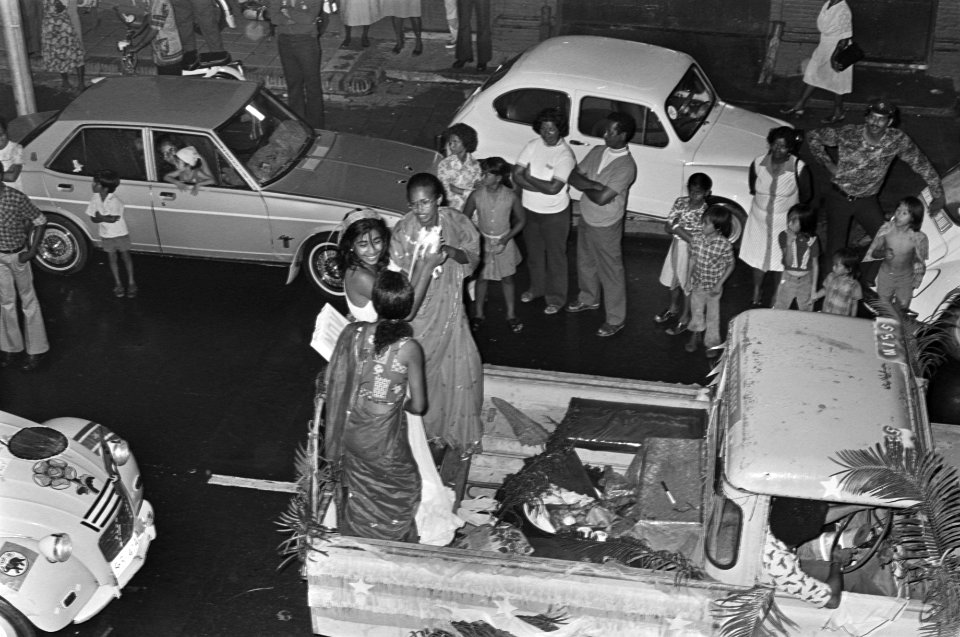 Feest in Suriname ivm onafhankelijkheid feestende Surinamers op vrachtauto, Bestanddeelnr 928-2979