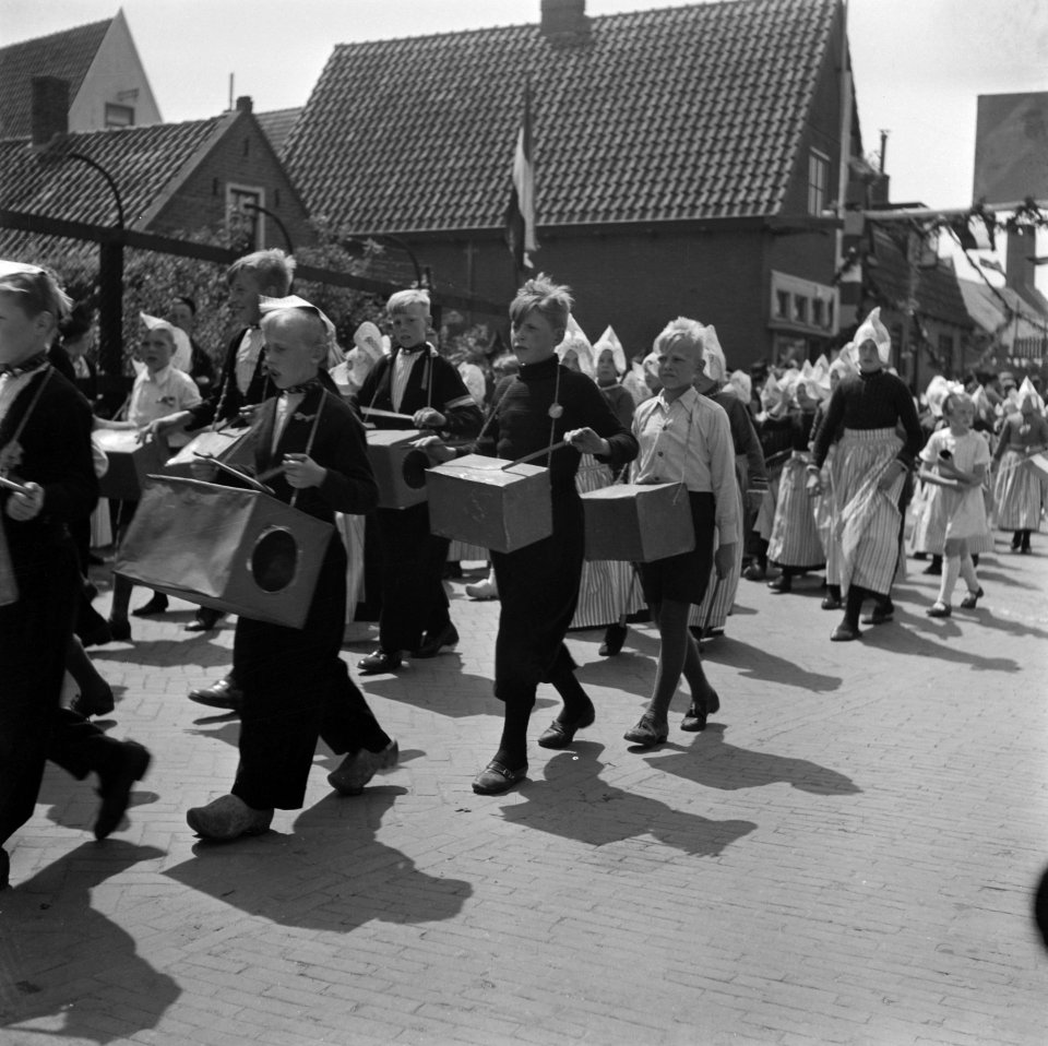 Feesten en kermis te Volendam. Een koektrommelband trekt door de Volendamse stra…, Bestanddeelnr 900-5449